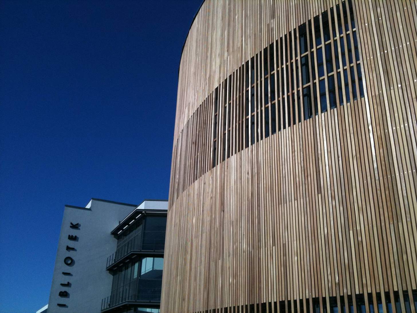 2010-Fasad med ribbor av cederträ. Fungerar som solavskärmning.