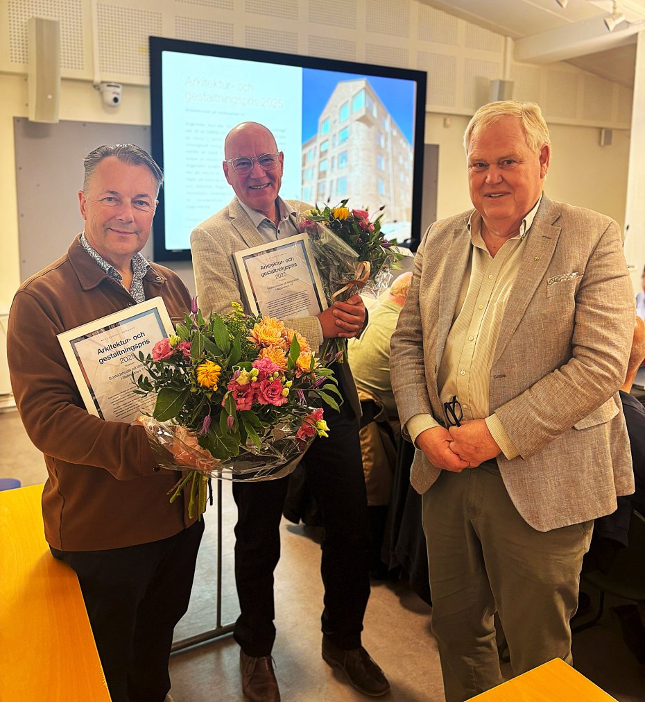 Karlskrona Kommuns Arkitektur och Gestaltningspris 2025 . Martin Strandberg och Byggnadsnämndens ordförande Carl-Göran Svensson