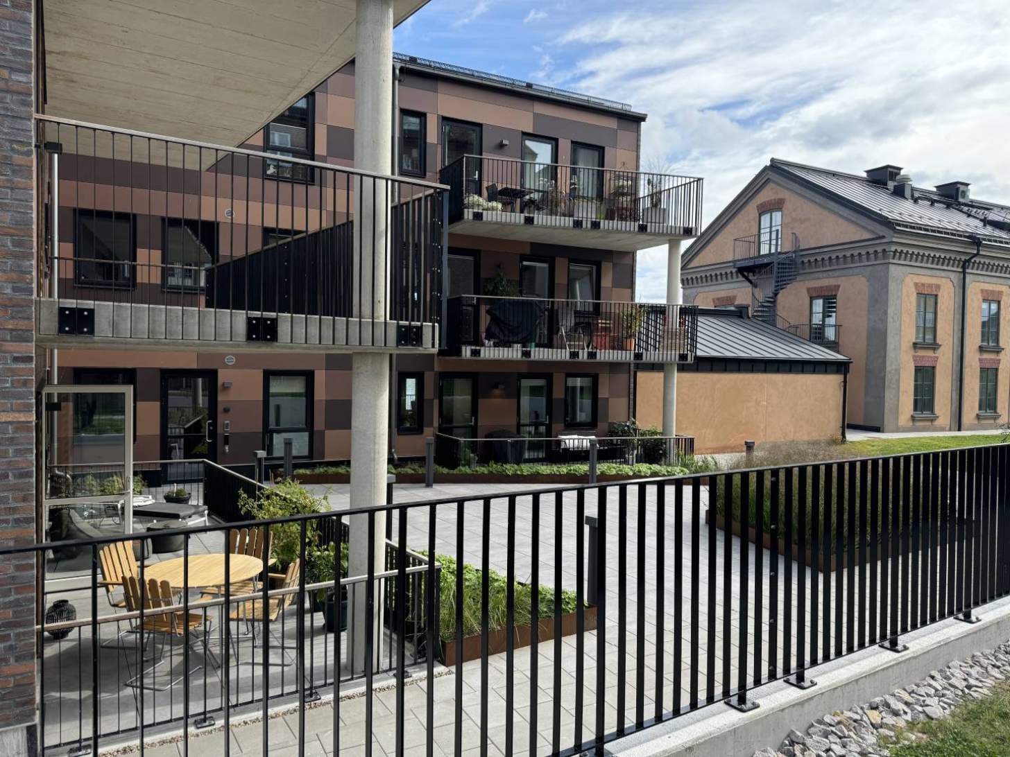 Gården är delas med det Hollströmska magasinet.