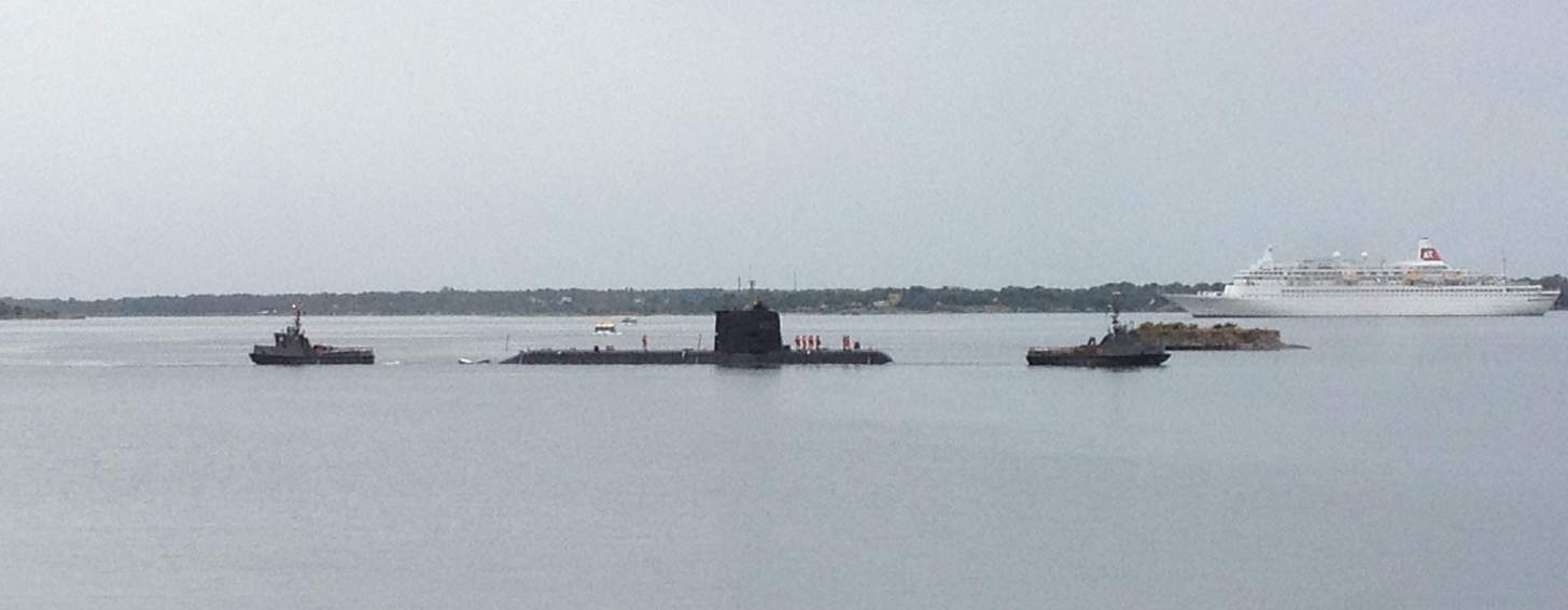 Ubåt och kryssningsfartyg utanför Kungsbron